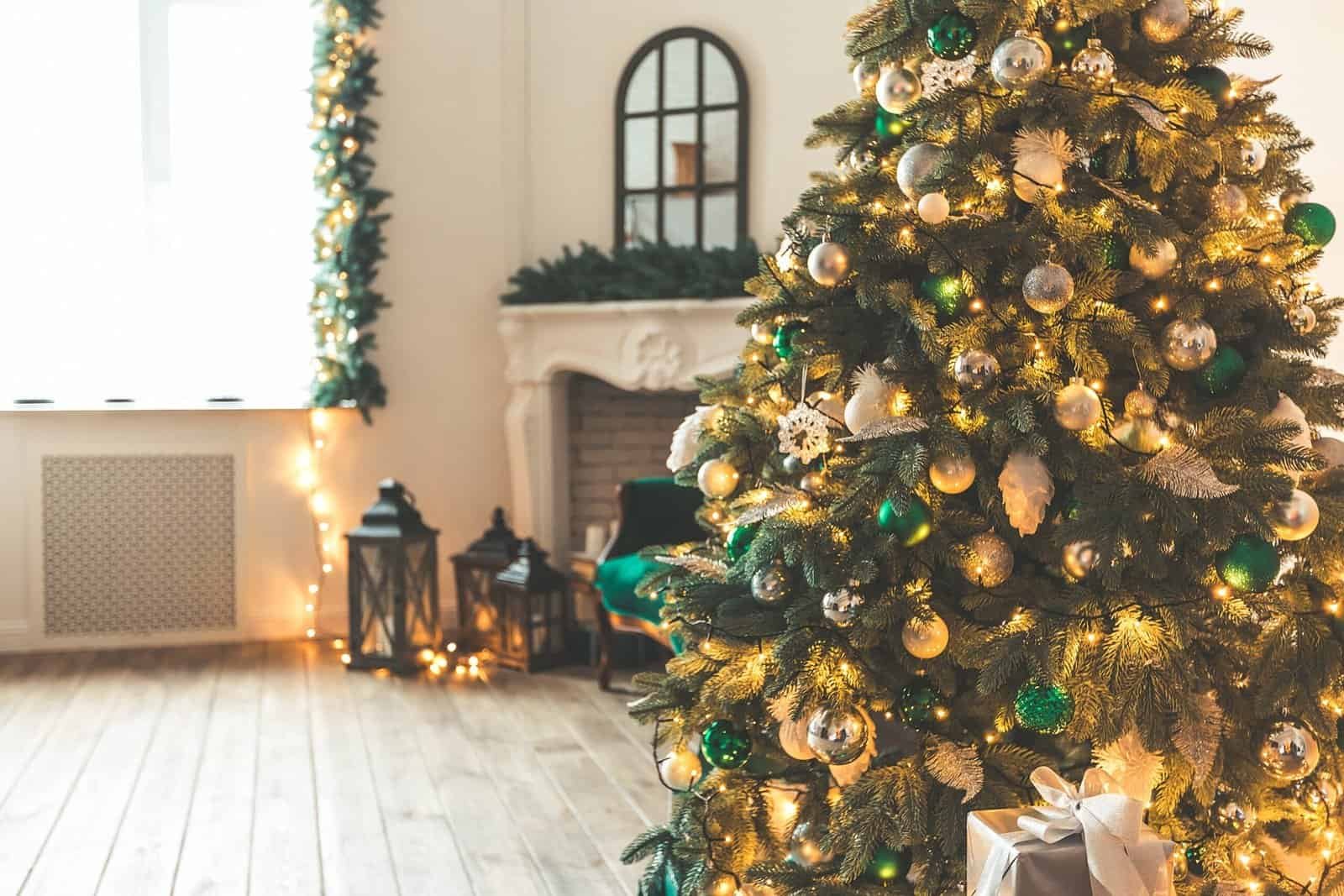 10 Modern Christmas Tree Decor Ideas 11 a christmas tree with presents in a room