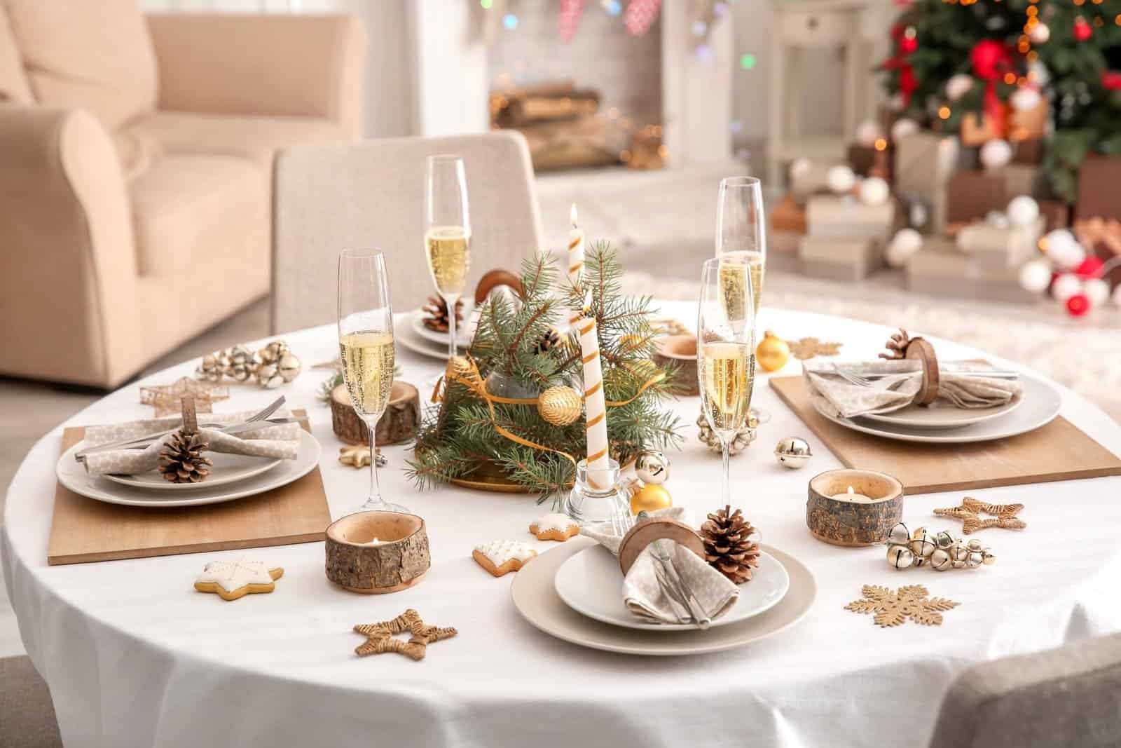 a table setting with a christmas tree stump stump stump stump christmas tree stump stump christmas